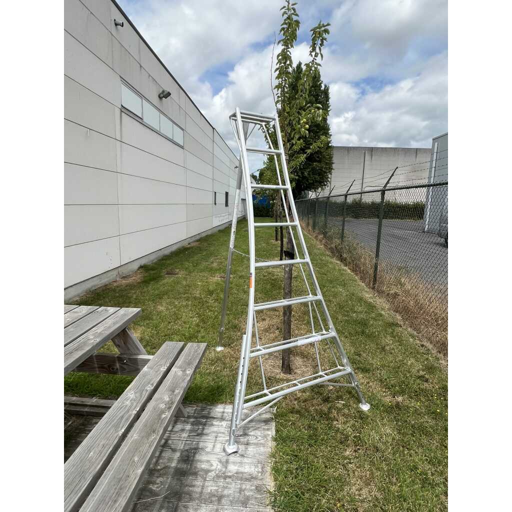 lww2-240_5425036602465_tripod-ladder-tuinladder